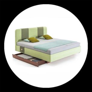 Bett mit verschiedenen Funktionen